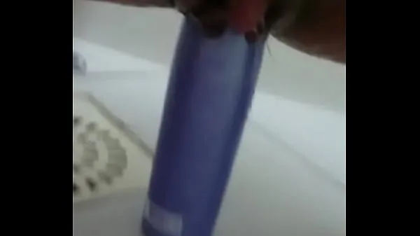 HD Stuffing the shampoo into the pussy and the growing clitoris میگا کلپس