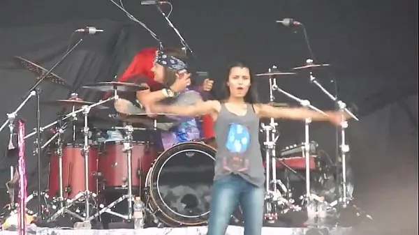 HD Girl mostrando peitões no Monster of Rock 2015 میگا کلپس