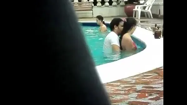 HD Young naughty little bitch wife fucking in the pool klip besar