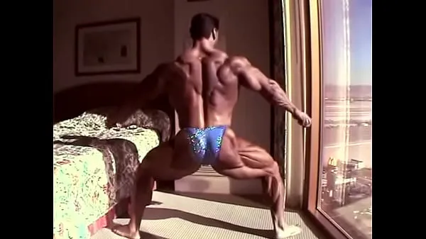 高清Huge Bodybuilder Flexing in Hotel Room大型剪辑