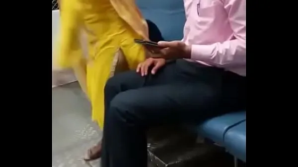 HD indian mumbai local train girl kissed her boyfriend mega klipy