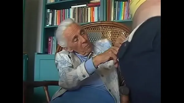 HD 92-years old granny sucking grandson 메가 클립