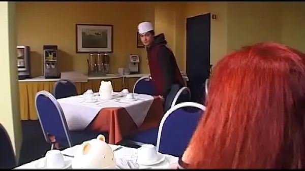 HD Old woman fucks the young waiter and his friend klip besar