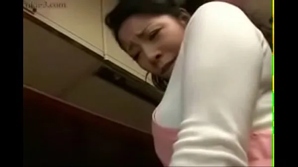 HD Esposa japonesa e menino brincando na cozinha mega clipes