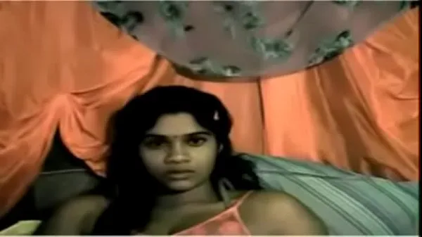 HD Indian girl reveals her body mega posnetki