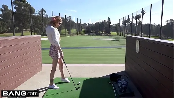HD Nadya Nabakova puts her pussy on display at the golf course mega klip