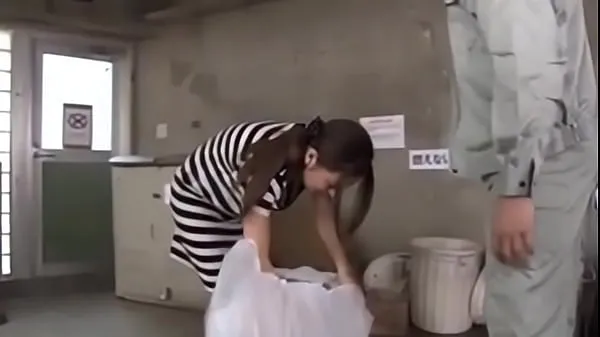 HD Japanese girl fucked while taking out the trash klip besar