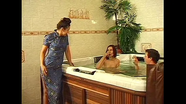 HD pootje baden (playing in bathtub klip besar