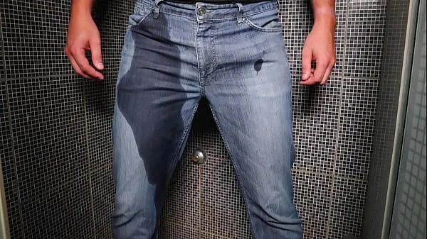 高清Guy pee inside his jeans and cumshot on end大型剪辑