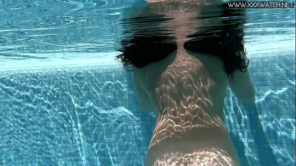 HD Super cute hot teen underwater in the pool naked klip besar