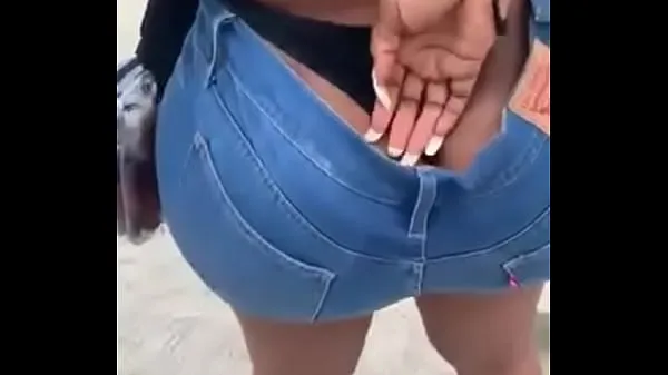 HD Ebony model flaunting her big ass mega klipek