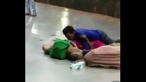 HD Desi couple having sex in public klip besar