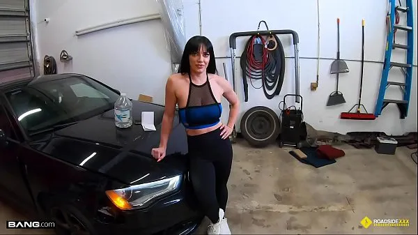 HD Roadside - Fit Girl Gets Her Pussy Banged By The Car Mechanic klip besar