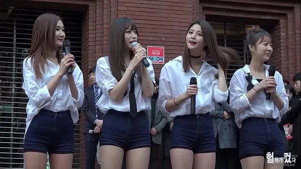 HD Official account [喵泡] South Korean women's group street four beauties with super long legs and shorts are sexy and tempting to dance mega klip