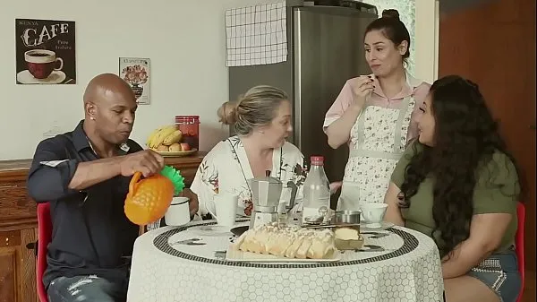 HD THE BIG WHOLE FAMILY - THE HUSBAND IS A CUCK, THE step MOTHER TALARICATES THE DAUGHTER, AND THE MAID FUCKS EVERYONE | EMME WHITE, ALESSANDRA MAIA, AGATHA LUDOVINO, CAPOEIRA klip besar