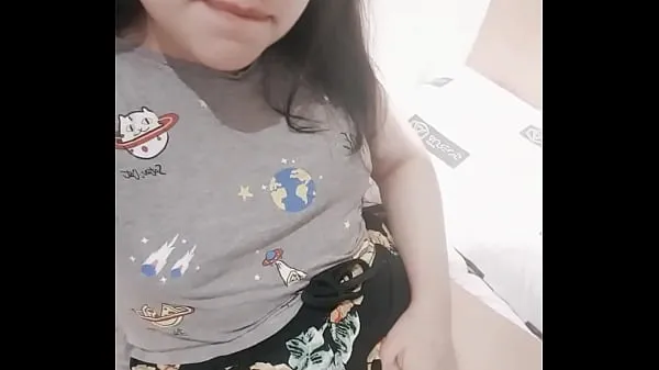 HD Cute petite girl records a video masturbating - Hana Lily klip besar
