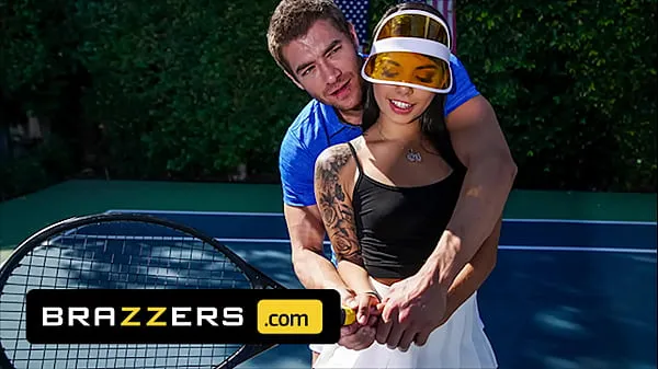 Megaklipy HD Xander Corvus) Massages (Gina Valentinas) Foot To Ease Her Pain They End Up Fucking - Brazzers
