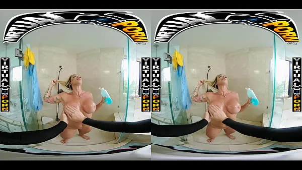 HD Busty Blonde MILF Robbin Banx Seduces Step Son In Shower คลิปขนาดใหญ่
