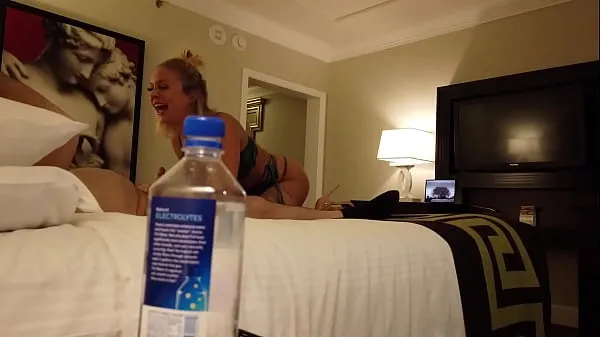 HD Stupid Water Bottle! Madelyn Monroe Fucks Stranger in Vegas Klip mega