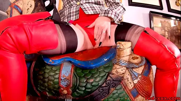 高清Hot MILF Red XXX in her sexy red thigh high boots大型剪辑