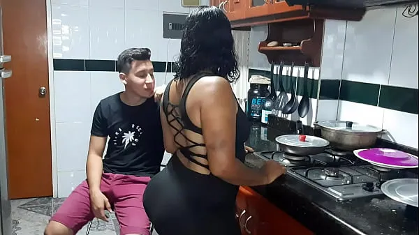 HD My stepmother gets horny in the kitchen. what a rich pussy it has 메가 클립
