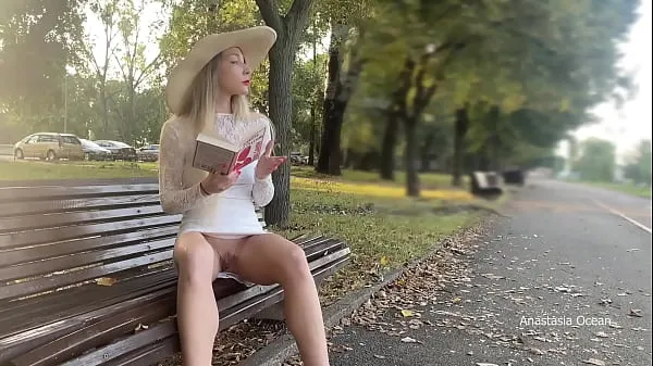 HD My wife is flashing her pussy to people in park. No panties in public メガ クリップ