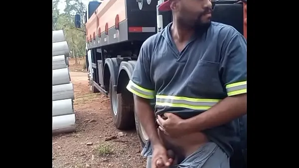 HD Worker Masturbating on Construction Site Hidden Behind the Company Truck megaklipp